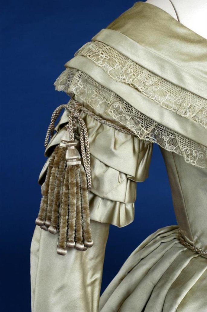 Golden Wedding Dress, 1840 – costume cocktail